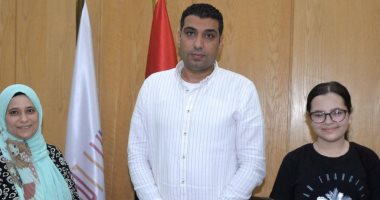 نائب محافظ الأقصر يكرم طالبة حصدت ثالث الجمهورية بمسابقة الذكاء الاصطناعى