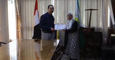 رئيس هيئة النظافة والتجميل بالجيزة يكرم موظفة لبلوغها سن المعاش رئيس هيئة النظافة والتجميل بالجيزة