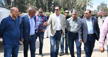 رئيس جهاز العاشر من رمضان يشهد اصطفاف معدات النظافة بالمنطقتين الرابعة (أ) و(ب)