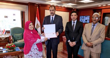 محافظ سوهاج يكرم الفائزة بلقب "الأم المثالية" على مستوى المحافظة