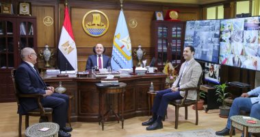 محافظ كفرالشيخ يبحث إنشاء منافذ توزيع للأسماك بأسعار مخفضة جانب من الاجتماع لبحث فتح منافذ لبيع الأسماك