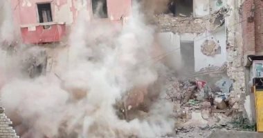 إزالة عقارات آيلة للسقوط تمثل خطورة داهمة بحى الجمرك فى الإسكندرية