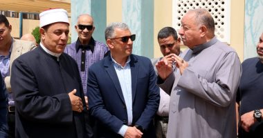 محافظ الإسماعيلية يؤدى شعائر صلاة الجمعة بمسجد الهدى فى حى ثالث
