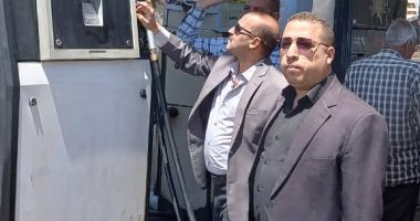 رئيس مدينة سوهاج تتابع مواقف السيارات وتوجه بالالتزام بالتعريفة الجديدة جانب من الحملة