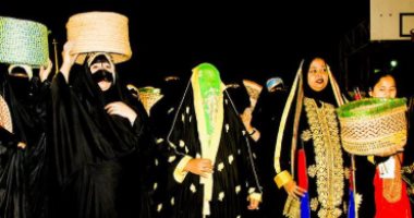 الأزياء التراثية الخليجية تطريز وأصالة وألوان مبهجة.. الحرير الطبيعى خامة مفضلة بالخليج.. "البخنق" أناقة المرأة القطرية.. "شيلات" مميزة للإماراتية.. السحابى والمتروك والمزغون بالسعودية.. و"النفنوف" فى الكويت