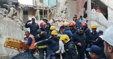انتشال 3 أطفال أحياء من تحت أنقاض عقار اللبان المنهار بالإسكندرية.. فيديو وصور