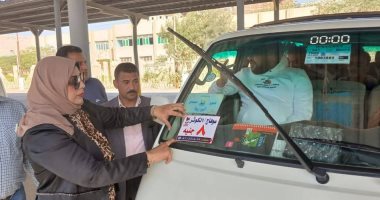 لصق استيكرات بالتعريفة الجديدة على سيارات الأجرة بحى الكوثر فى سوهاج