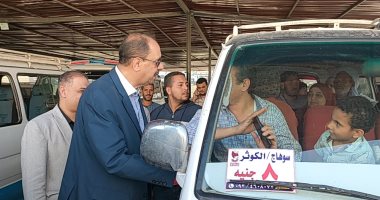 جولات للمحافظين بالمواقف ومحطات الوقود.. انتظام العمل فى المواقف الداخلية والخارجية بعد قرار تحريك أسعار الوقود.. غرف عمليات بالمحافظات لتلقى شكاوى المواطنين.. ولصق استيكرات على السيارات بالتعريفة الجديدة.. صور محافظ سوهاج يتفقد سير العمل بمواقف سيارات الأجرة