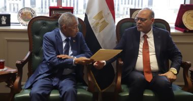 وزير العمل يستقبل نظيره التركي في مطار القاهرة الدولي