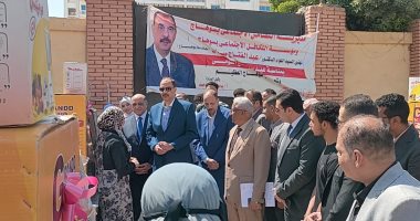 محافظ سوهاج يسلم 25 جهاز عروس للفتيات المقبلات على الزواج الأولى بالرعاية.. صور وفيديو محافظ سوهاج خلال تسليم الأجهزة