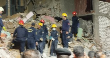 انتشال جثمان سيدة من أسفل عقار اللبان المنهار فى الإسكندرية.. صور