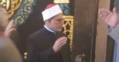 رئيس جامعة الأزهر يتلقى العزاء فى وفاة والده فى كفر الشيخ.. فيديو