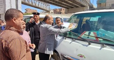 رئيس مدينة ملوى بالمنيا يتابع التعريفة الجديدة ووضع الملصقات على السيارات