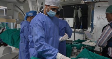 مستشفى المنصورة الجامعى تجرى بثا مباشرا لعملية نادرة أمام 800 طبيب حول العالم الفريق الطبي