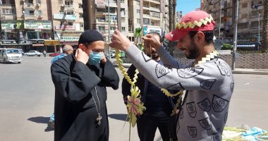 انتشار بائعو السعف أمام كنائس الإسكندرية وسط أجواء الاحتفال بأحد الشعانين انتشار بائعو السعف أمام كنائس الإسكندرية