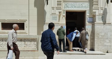 وصول جثمان المخرج المسرحى مصطفى درويش مسجد المواساة بالإسكندرية