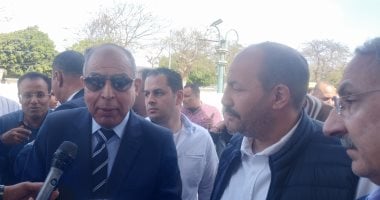 محافظ المنيا: لا تراجع عن استبدال سيارات البيك أب بالميكروباص.. فيديو