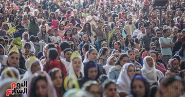 أجواء فرحة وسعادة.. آلاف الأقباط يحتفلون بأحد السعف فى دير سمعان الخراز
