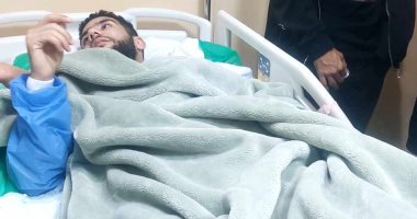 حسين الشحات وإمام عاشور يزوران القندوسى بالمستشفى بعد إجرائه عملية جراحية.. صور