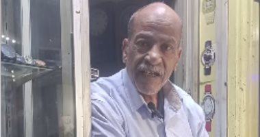 أقدم ساعاتي في مصر.. حكاية عم محمد في تصليح الساعات منذ 50 سنة.. فيديو