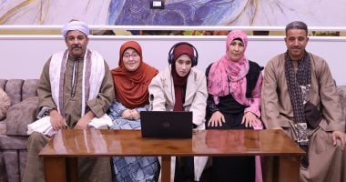 طالبة من ذوي الهمم تتسلم جهاز اللاب توب بعد استجابة رئيس الوزراء