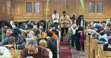 المئات يؤدون قداس أحد الشعانين فى كنيسة الأنبا بيشوى ببورسعيد.. فيديو وصور