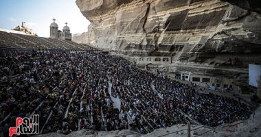 آلاف الأقباط يحتفلون بأحد السعف بدير سمعان الخراز بالمقطم