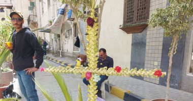 فى الطريق فرشوا القمصان ومن الشجر قطعوا الأغصان.. احتفالات أحد السعف بالإسكندرية