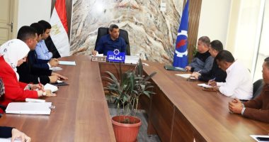 محافظ السويس يستمع للسائقين بشأن طلباتهم نحو تحسين الخدمات بالمواقف