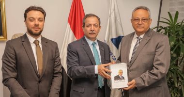 إهداء كتب الرئيس الفلسطينى لمكتبة الإسكندرية