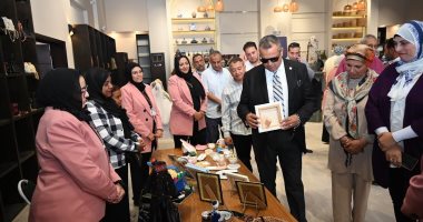 محافظ جنوب سيناء يتفقد قرية التراث البدوى ويشيد بجهود العارضات