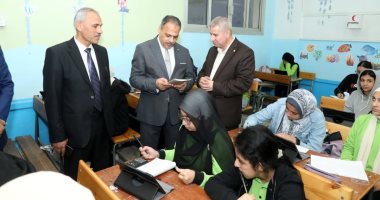 محافظ الشرقية يتابع انتظام الدراسة ويوجه بالاستفادة من السبورة التفاعلية