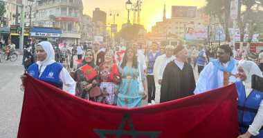على الطبل البلدى.. احتفالية تجوب شوارع قنا مع انطلاق مهرجان المسرح الدولى