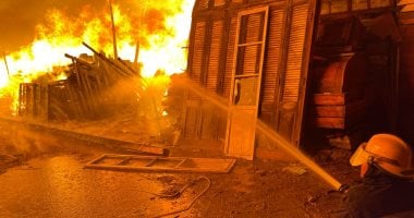 الحماية المدنية تنقذ الشرابية من كارثة.. 14سيارة إطفاء تسيطر على حريق 10 محلات.. المعاينة الأولية تكشف: الحريق ناتج عن تسرب غاز من أسطوانة بوتاجاز.. وتشكيل لجنة هندسية لمعاينة المنازل المجاورة.. صور