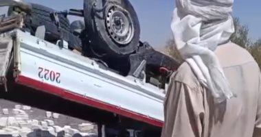 انقلاب سيارة نقل محملة بالطوب الأبيض "بلوك" دون حدوث إصابات فى الفيوم