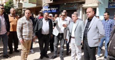 محافظ الشرقية يتفقد أعمال تركيب بلاط الإنترلوك بالزقازيق 