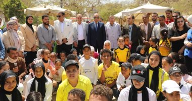 محافظ المنيا يشارك فى احتفال يوم اليتيم ويرسم البهجة على وجوه الأطفال