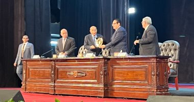 رئيس جامعة القاهرة يهدى مفيد شهاب درع الجامعة فى ختام ندوة "ملحمة استرداد طابا" رئيس جامعة القاهرة يهدى الدكتور مفيد شهاب درع الجامعة