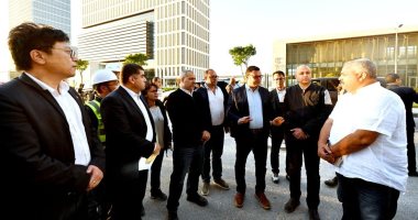 وزير الإسكان يختتم جولته بتفقد منطقة الأعمال المركزية والحى السكنى الخامس R5