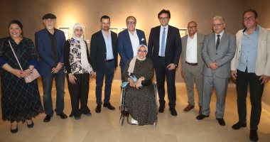 وزير الثقافة يتفقد معارض الفنون التشكيلية احتفالا باليوم العالمى للفن