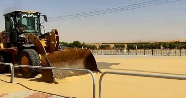 محافظة الوادى الجديد: رفع الرمال من طرق مدينة الخارجة بعد انتهاء العواصف الترابية