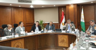 محافظ الجيزة لرؤساء الأحياء والمراكز: كل واحد فيكم محافظ فى مكانه اجتماعًا محافظ الجيزة مع رؤساء الأحياء