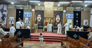 شاهد صلاة قداس خميس العهد بكنيسة الشهيدة دميانة فى قنا.. مباشر