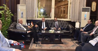 محافظ الأقصر يستقبل وفد مكتبة الإسكندرية لبحث التعاون مع المكتبات.. صور  