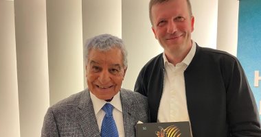 زاهي حواس يوقع كتاب توت "عنخ آمون من هوارد كارتر الى المدينة الذهبية" بالتشيك