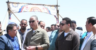 محافظ الفيوم يفتتح موسم حصاد القمح بأحد الحقول الزراعية بقصر رشوان