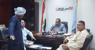 رئيس مدينة إسنا يبحث طلبات وشكاوى المواطنين فى اليوم المفتوح