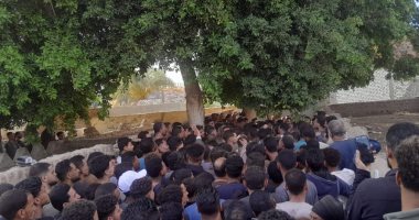 تشييع جنازة سعد محمد لاعب الزمالك وسط حضور كبير من أهالى قرية أولاد خلف خلال تشييع جثمان سعد محمد لاعب الزمالك