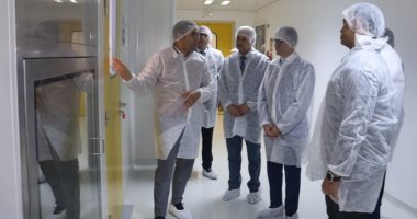 وزير الاستثمار والتجارة الخارجية يقوم بزيارة لإحدى شركات الأدوية التونسية