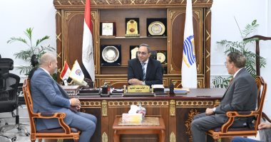  محافظ قنا يتابع تنفيذ المرحلة الأولى من المنطقة الحرفية بالترامسة